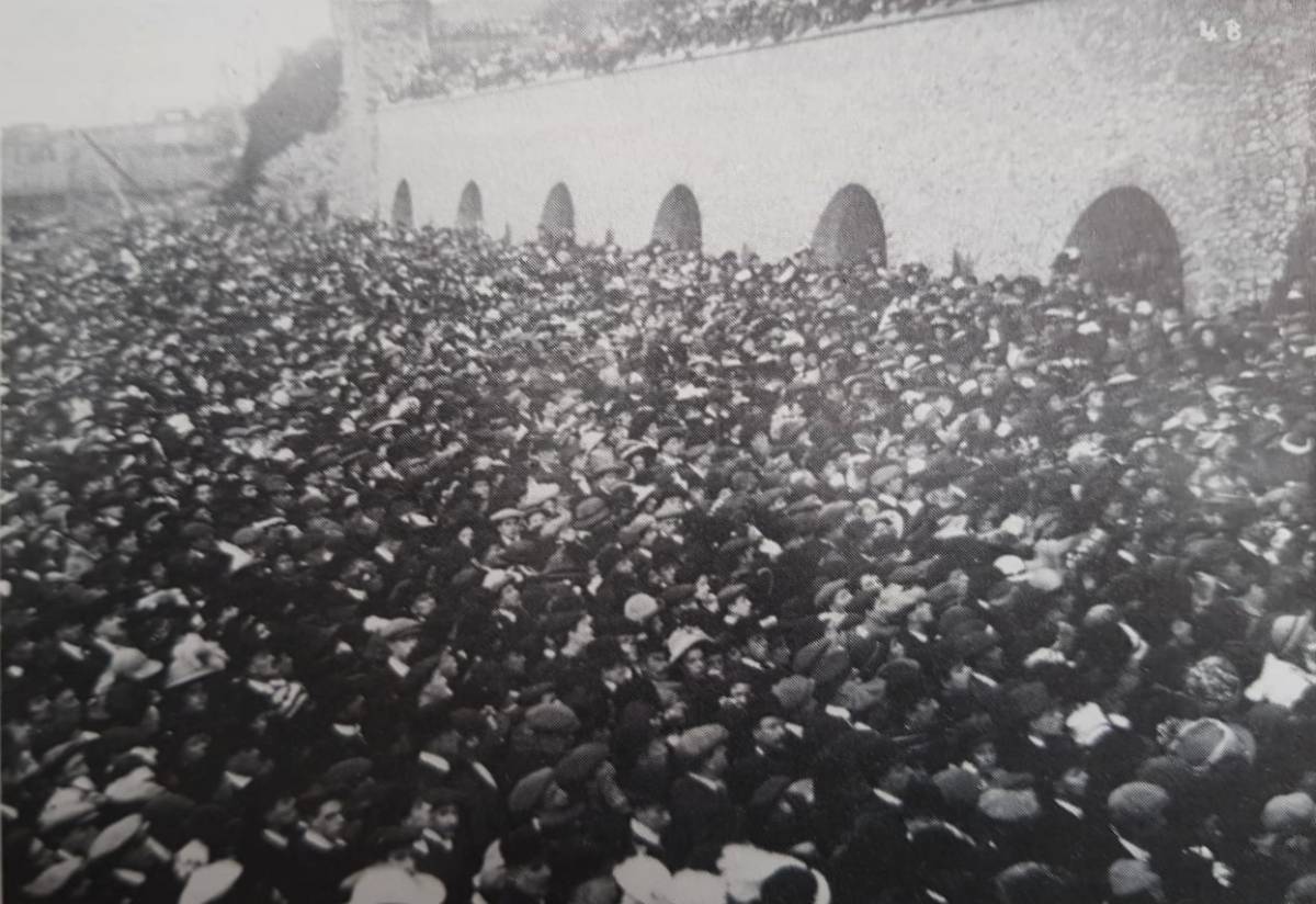 A period photograph showing vast crowds filling the Esplanade and castle garden to pray tribute to Percy Gordon